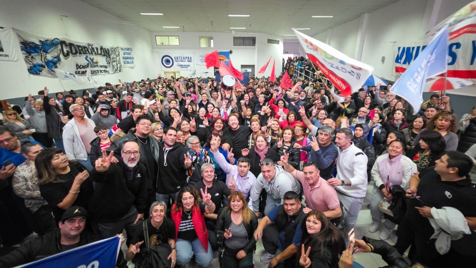 El precandidato a diputado nacional con militantes en el SEYOM.