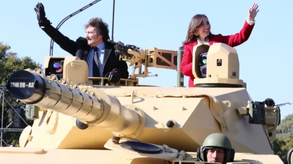 Según pasan los años. En 2024 hubo desfile, y el presidente y su vice mantenían cierta relación.