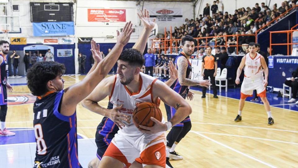Nicolás Gimenez fue la gran figura de Huracán en el 1er juego. Fotos: Mariano Di Giusto.