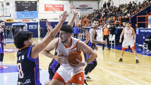Nicolás Gimenez fue la gran figura de Huracán en el 1er juego. Fotos: Mariano Di Giusto.