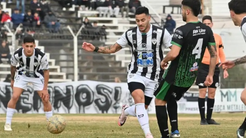 Dichiara enfrentó a su ex equipo, Germinal. (Foto: Diario Río Negro).