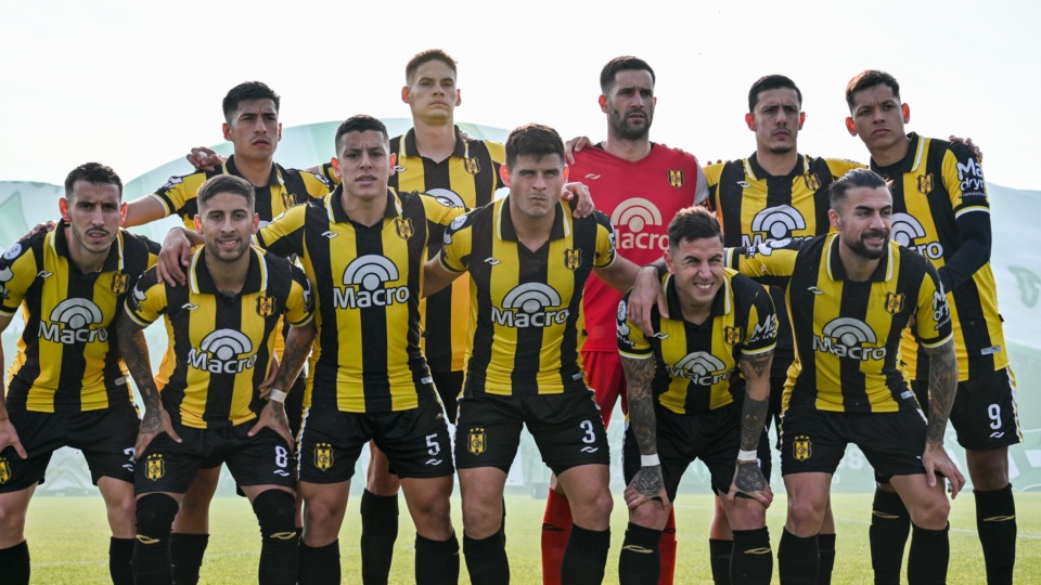 La formación inicial de Madryn para enfrentar a San Miguel. (Foto: @natiledesma.ft).