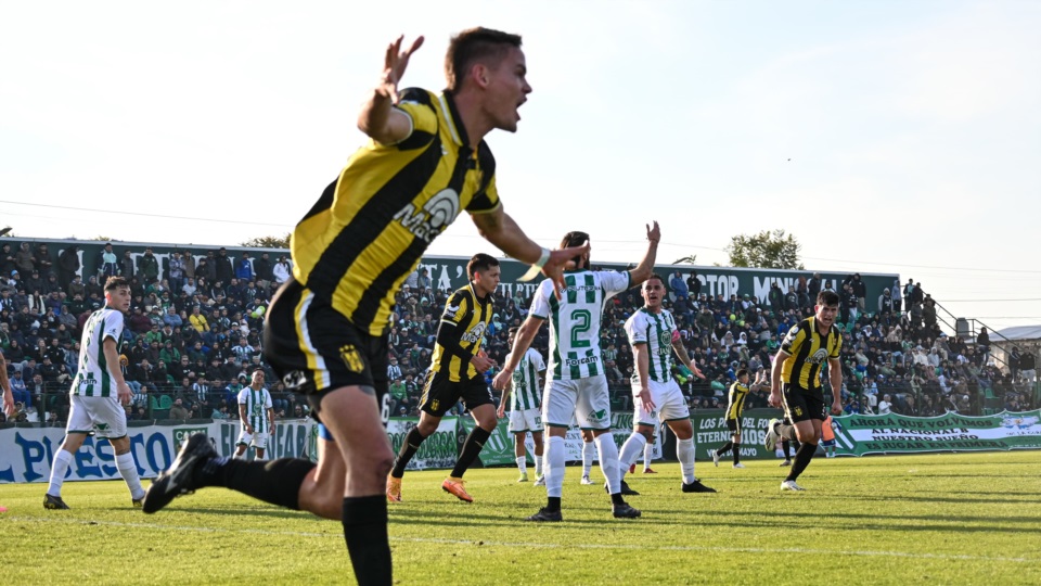 Arango Gutiérrez convirtió de carambola el gol del empate. (Foto: @natiledesma.ft).