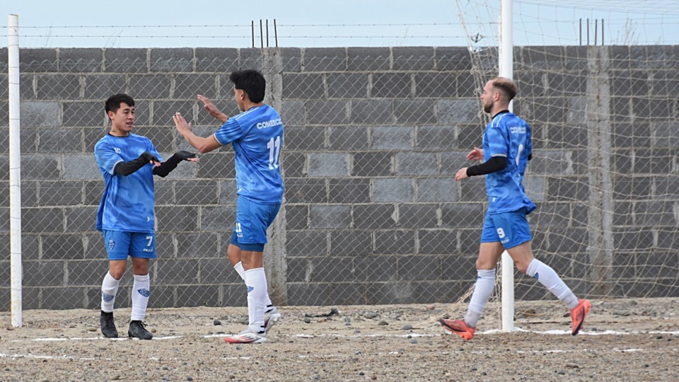 Garrido festeja el tercer gol junto a Velázquez y Fernández. Foto: Norman Evans. 