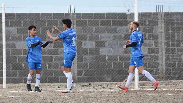 Garrido festeja el tercer gol junto a Velázquez y Fernández. Foto: Norman Evans. 