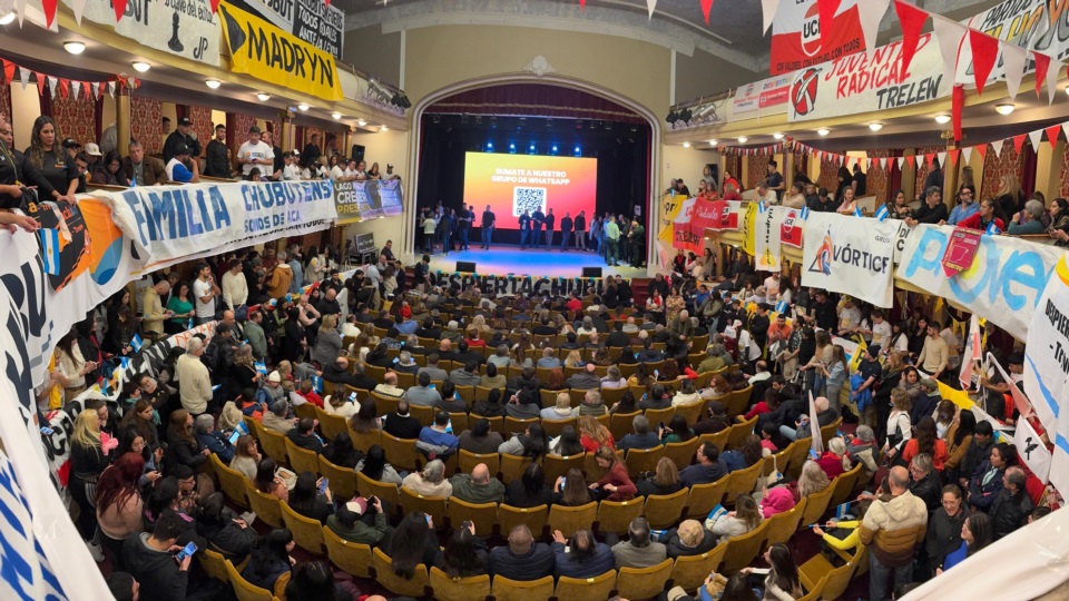 El Teatro Español de Trelew con el lanzamiento del Frente Electoral.