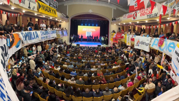 El Teatro Español de Trelew con el lanzamiento del Frente Electoral.