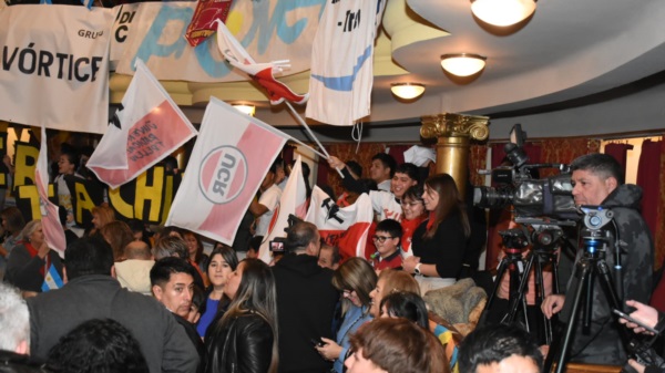 La militancia copó el recinto del Teatro Español-