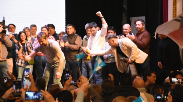 Ignacio "Nacho" Torres en la centralidad del escenario.