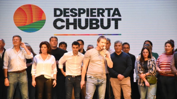 Gerardo Merino hablando. Escuchan Menna, Romero, Biss y Torres.