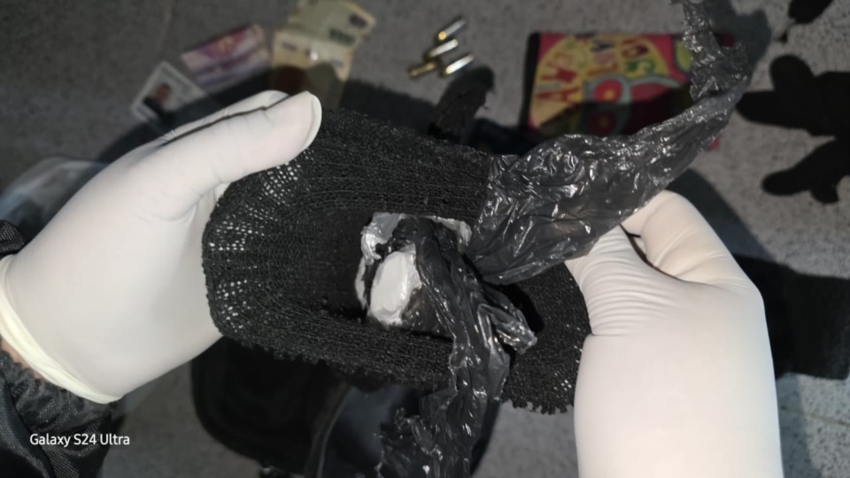 La droga se encontraba entre las pertenencias del hombre detenido.