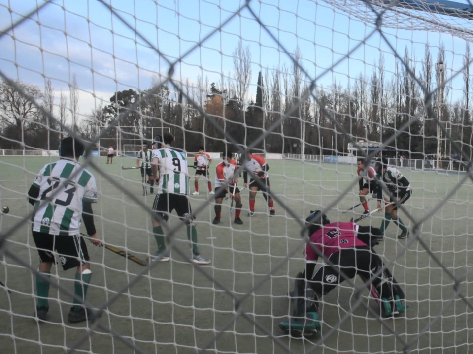 Germinal le ganó 3 a 1 a Draig Goch en Caballeros. (Foto: Sergio Esparza/Jornada).