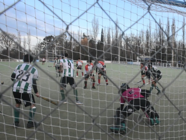 Germinal le ganó 3 a 1 a Draig Goch en Caballeros. (Foto: Sergio Esparza/Jornada).