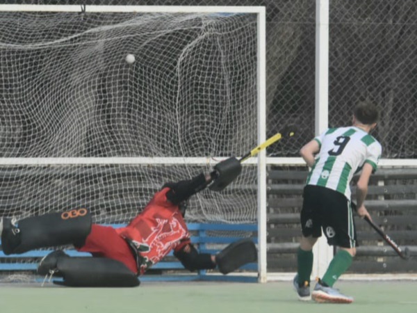 Germinal le ganó 3 a 1 a Draig Goch en Caballeros. (Foto: Sergio Esparza/Jornada).