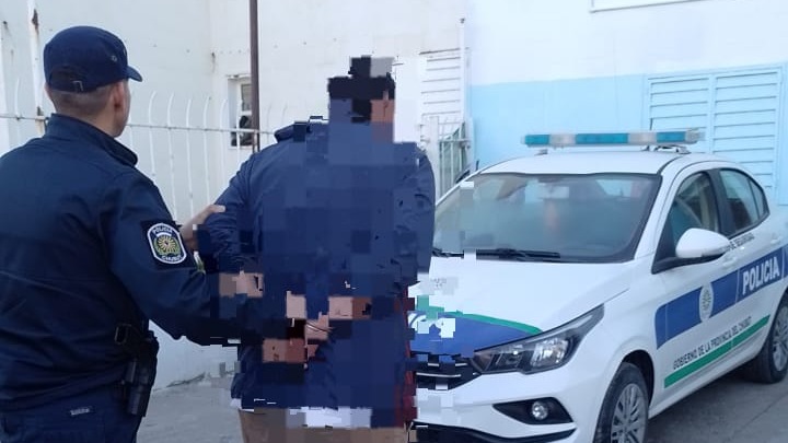 El hombre fue trasladado detenido a la comisaría Quinta.