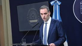 El vocero presidencial Manuel Adorni anunciando el cierre de DVN.