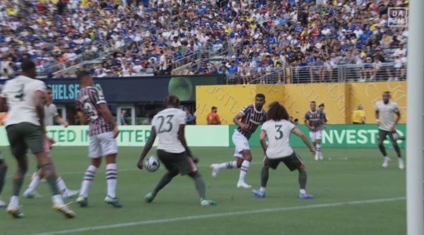 Letexier, el mejor del mundo, indica que esta mano de Chalobah no es penalty al ser posición natural. Insólito!