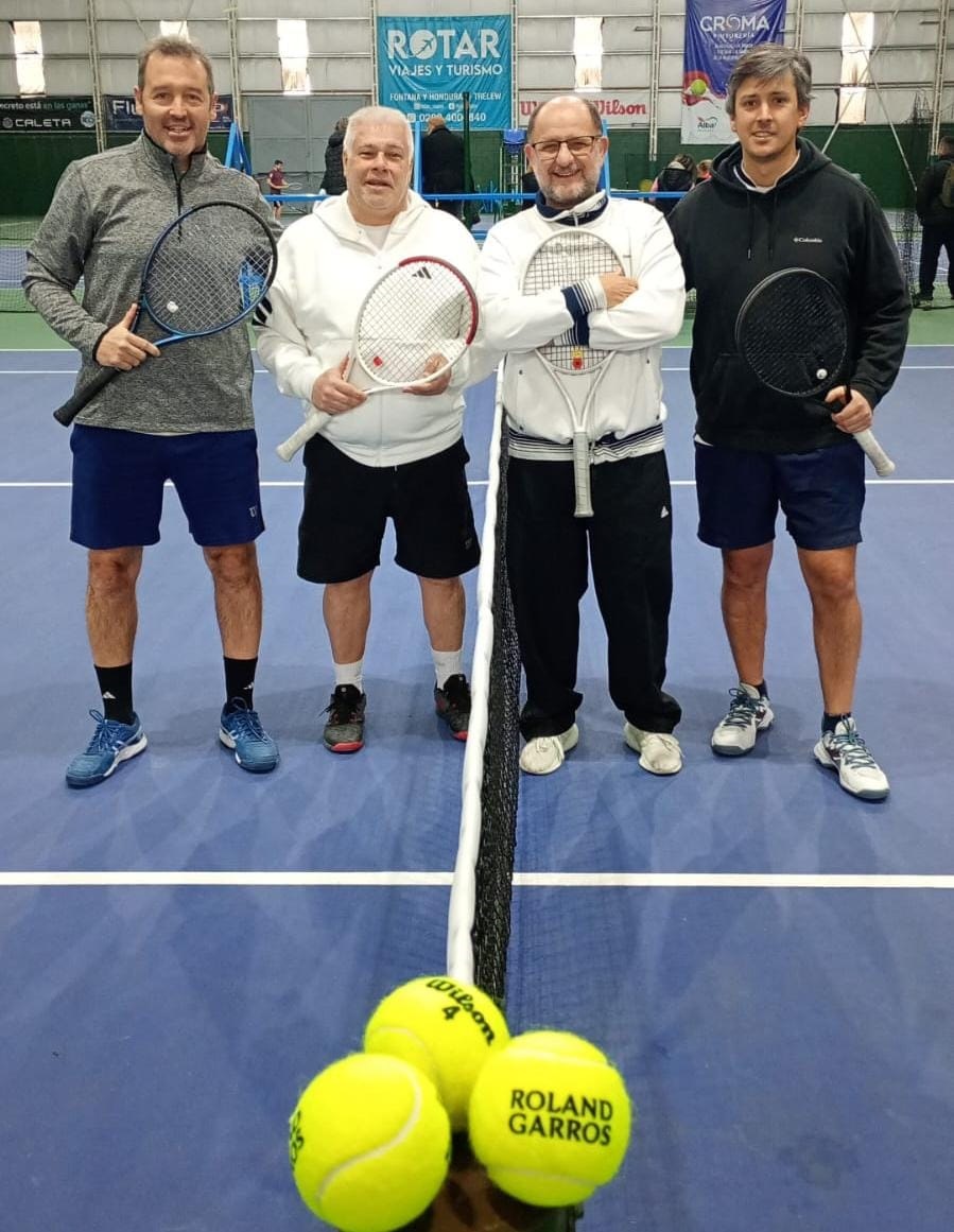 Los finalistas Marcelo Behr-Eduardo Mata y los campeones Pablo Castilla-Fermín Torroija de 4º Caballeros. 