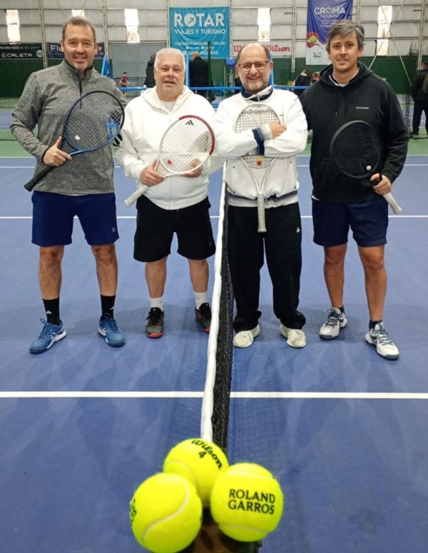 Los finalistas Marcelo Behr-Eduardo Mata y los campeones Pablo Castilla-Fermín Torroija de 4º Caballeros. 