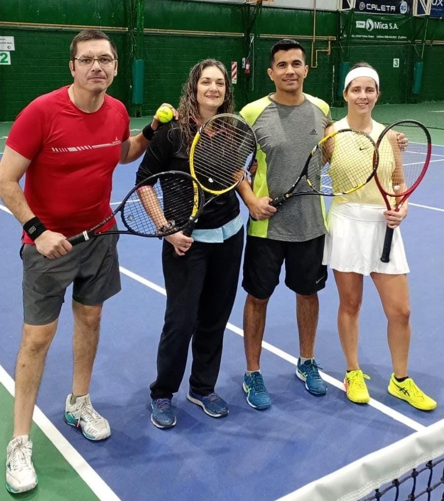 Los subcampeones de Mixto "C", Francisco Salamín-Mirta Moreno, y los vencedores del Invierno, Marcos Prochotsky-Tamara Pfoh. 