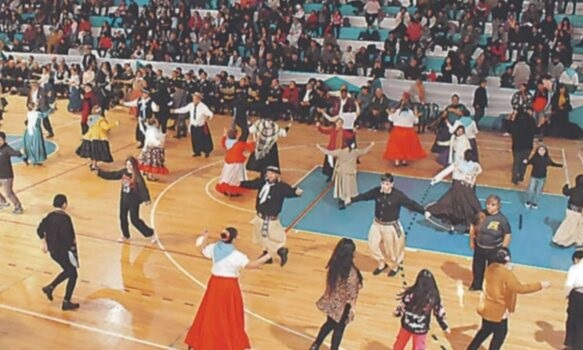 Luego de varios años de bailarse al aire libre, el Gran Pericón se bailará en el Gimnasio Municipal.