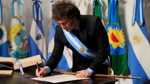 Javier Milei, hace un año atrás, firmando el Pacto de Mayo.
