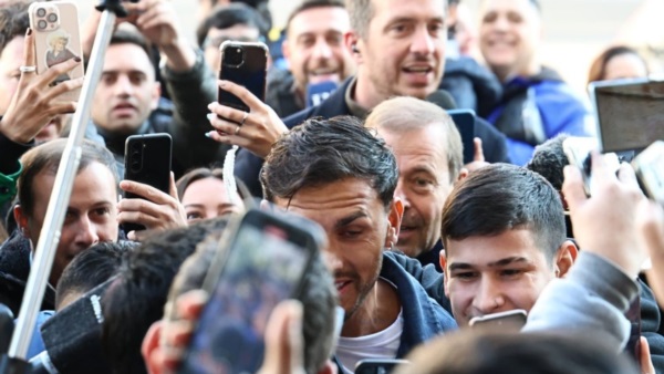 En medio de una multitud de hinchas y prensa, así llegó Paredes a hacerse la revisión médica.