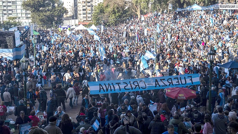 La militancia en Parque Lezama en el "Banderazo".