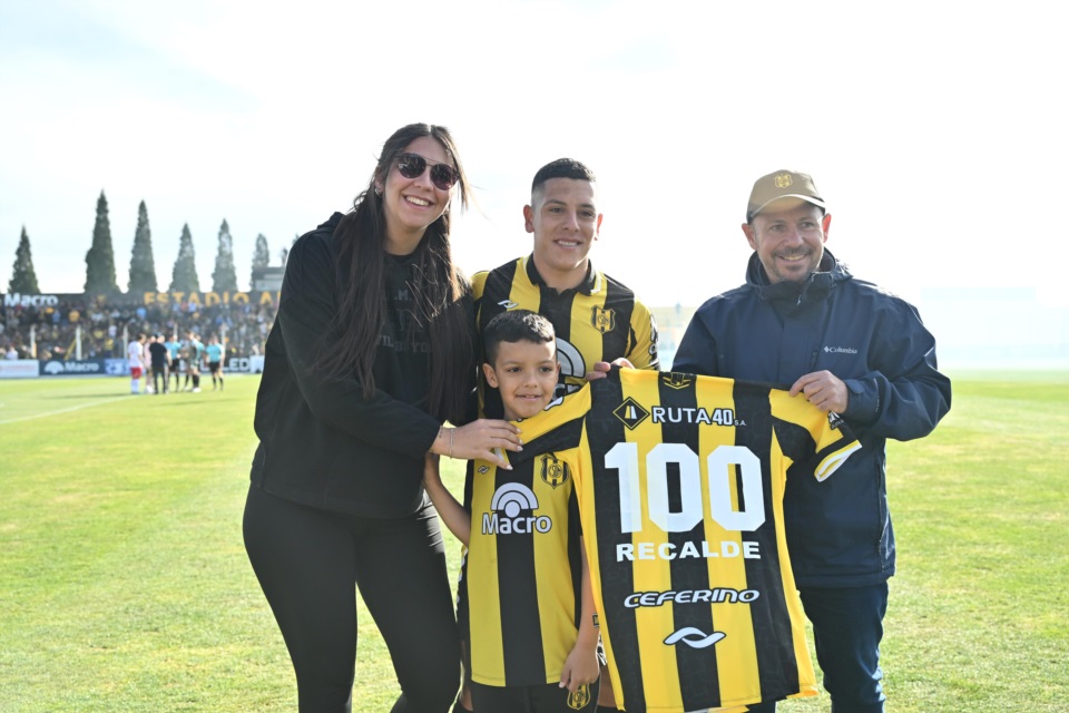 Federico Recalde recibiendo un reconocimiento por haber llegado a los 100 partidos con la camiseta de Madryn. Foto: Daniel Feldman/Jornada Medios.