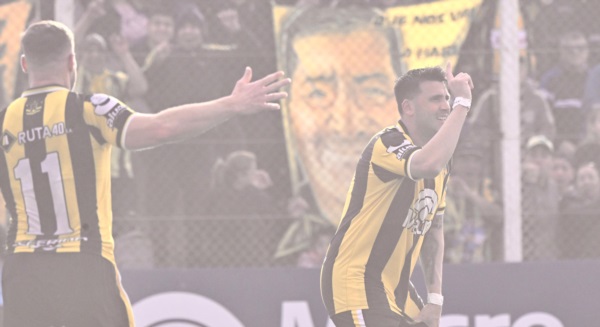 Luis Silba y un nuevo gol con la camiseta Aurinegra. Foto: Daniel Feldman/Jornada Medios.