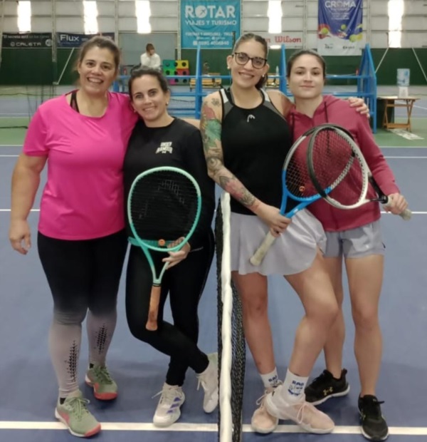 Las campeonas de 4º Damas, Mirta Moreno  y Laura Vázquez y las subcampeonas Celeste Reichelt y Josefina Maldonado.