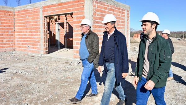 Torres y Menna de recorrida por la obra de viviendas.
