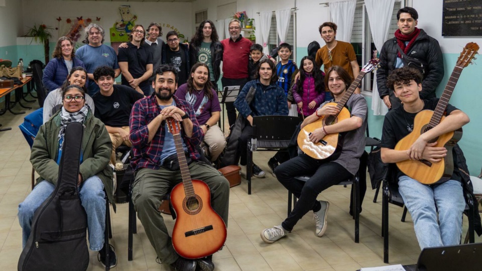 Participantes del Taller de guitarra bridado en el Centro de Promoción Social.
