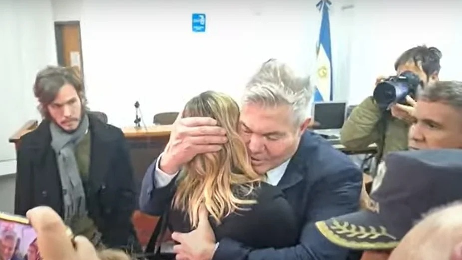 Fernando Burlando abraza a Julieta Prandi, quien estuvo acompañada por Emmanuel Ortega.