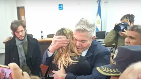 Fernando Burlando abraza a Julieta Prandi, quien estuvo acompañada por Emmanuel Ortega.