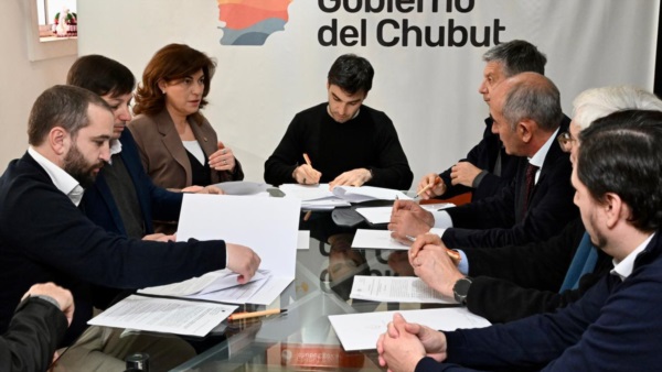 Torres firmando el acuerdo con la Universidad de la Plata y la UTN.
