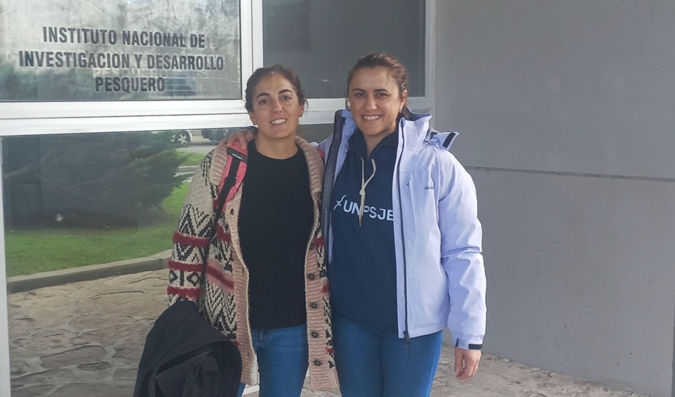Guillermina Ruiz, especialista del INIDEP junto a la becaria María Daniela García.