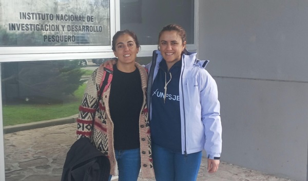 Guillermina Ruiz, especialista del INIDEP junto a la becaria María Daniela García.