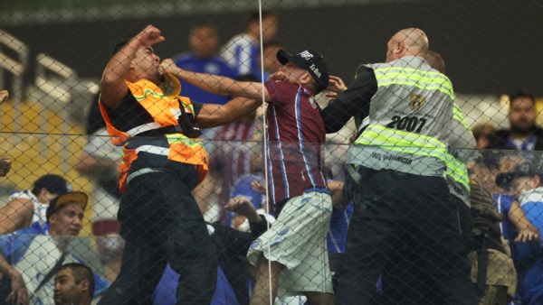 Gravisimos incidentes en Belo Horizonte, entre las fuerzas de seguridad y la hinchada de Godoy Cruz.