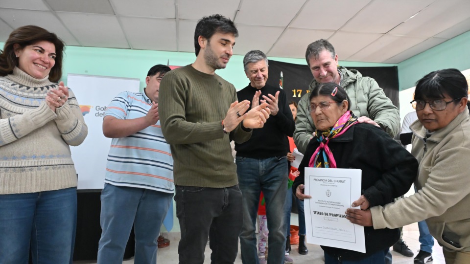 Hubo entrega de títulos de propiedad a pobladores.