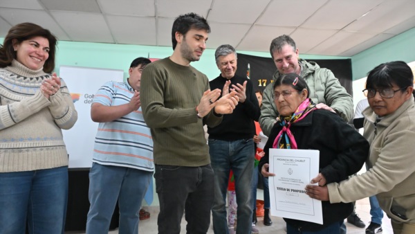 Hubo entrega de títulos de propiedad a pobladores.
