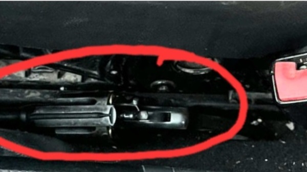 El revolver se encontraba en el interior del vehículo.