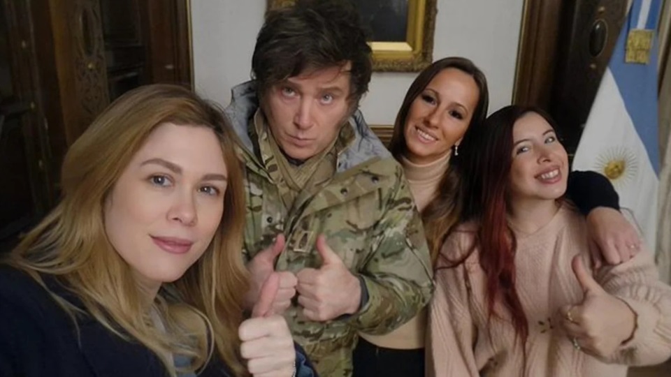 Milei disfrazado de G.I.Joe, junto a Lilia Lemoine y la "fotógrafa" Macarena Jimena Rodríguez y.
