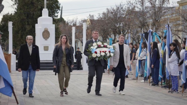 Bermejo, Mirantes, Biss y Monti en la entrega de la ofrenda floral.