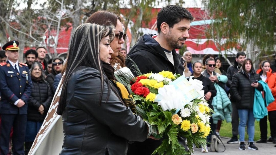 El Viceintendente junto a autoridades de la Asociación Cultural Sanmartiniana y el Centel de Residentes Cuyanos en la ofrenda floral.