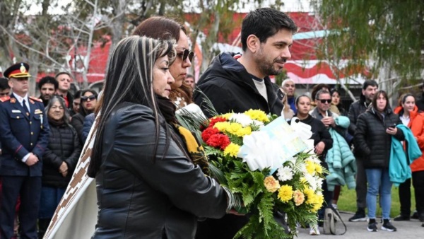 El Viceintendente junto a autoridades de la Asociación Cultural Sanmartiniana y el Centel de Residentes Cuyanos en la ofrenda floral.