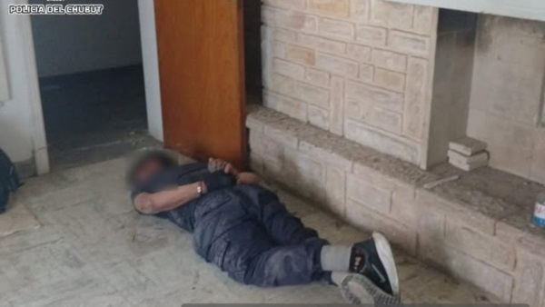 El sujeto se tiró sólo al piso al ser descubierto por la Policía.