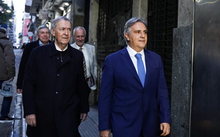 Schiaretti y Llaryora llegando a la Casa del Chubut en Buenos Aires.