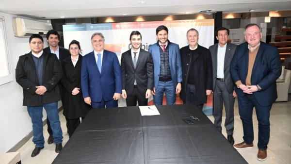 La foto de los gobernadores "ampliada", con otros jugadores del acuerdo, como Schiaretti, Sebastián García De Luca (detrás de Vidal) y Felipe Michlig (der.), padre político de Pullaro.