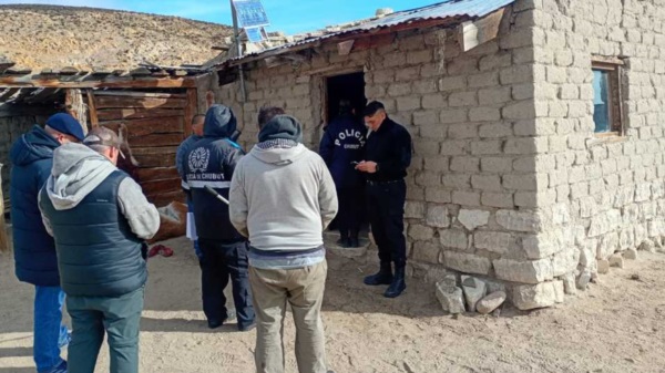 Momento en que se generó un tenso momento ante la presencia policial.